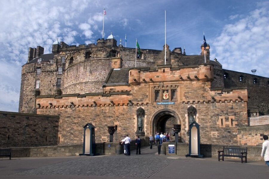 Edinburgh Castle: Guided Walking Tour with Entry Ticket - From St Giles to Castle Rock: your orientation starts at Advocates Close