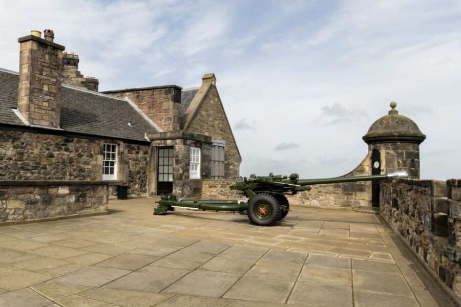 Edinburgh Castle: Guided Walking Tour with Entry Ticket - Live guide in five languages: the storytelling is the service