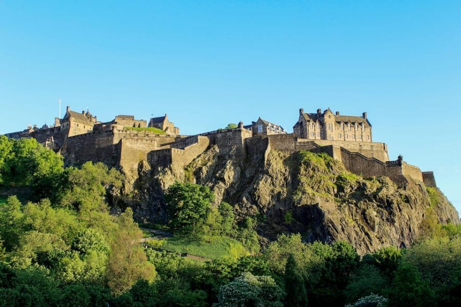 Edinburgh: City Highlights Walking Tour - Pace, Stops, and Comfort: How the 2.5 Hours Really Feels