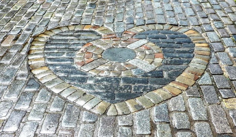 Edinburgh: Dark History Royal Mile Walking Tour - Walking the Royal Mile’s Old Town: dark stories tied to real streets
