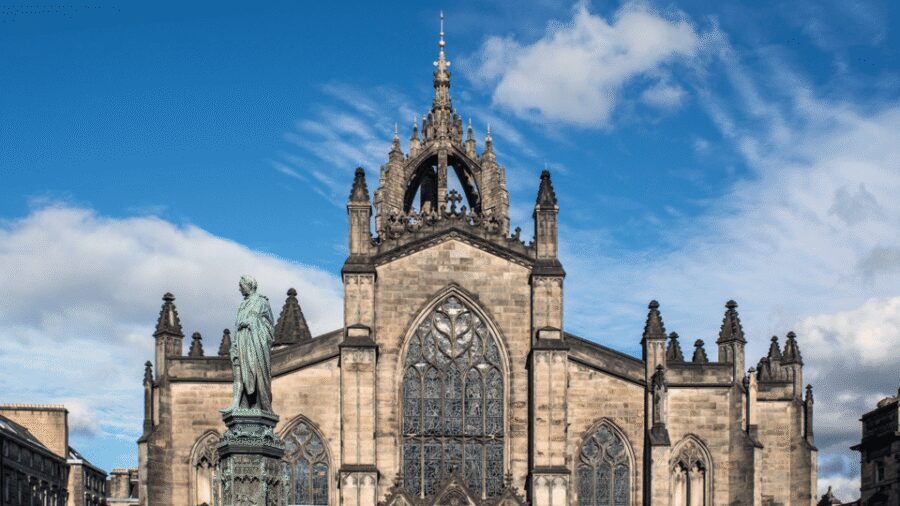 Edinburgh: Discover Edinburgh's Old Town Walking Tour - Getting your bearings on the Royal Mile start at David Hume