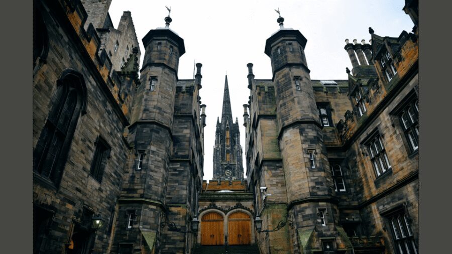Edinburgh: Discover Edinburgh's Old Town Walking Tour - Price and time: what $20 buys you in Edinburgh