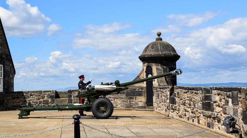Edinburgh: Edinburgh Castle Guided History Tour with Tickets - Great Hall Feasts and Royal Rooms: Power Up Close