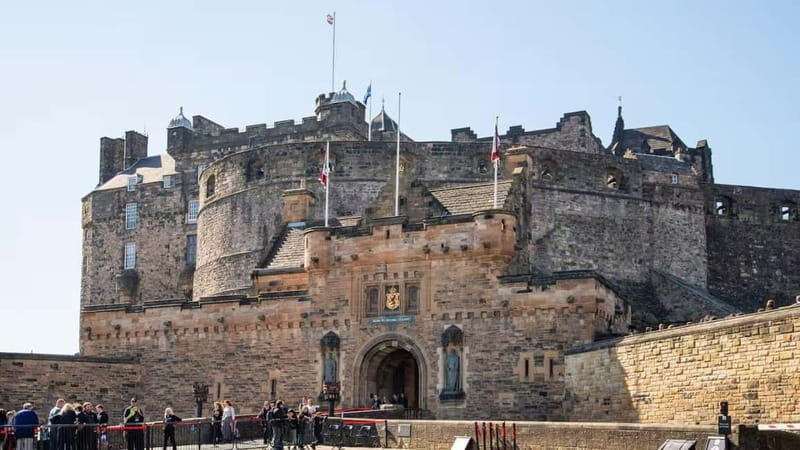 Edinburgh: Edinburgh Castle Guided History Tour with Tickets - St Margaret’s Chapel, Mons Meg, and Crown Square in One Flow
