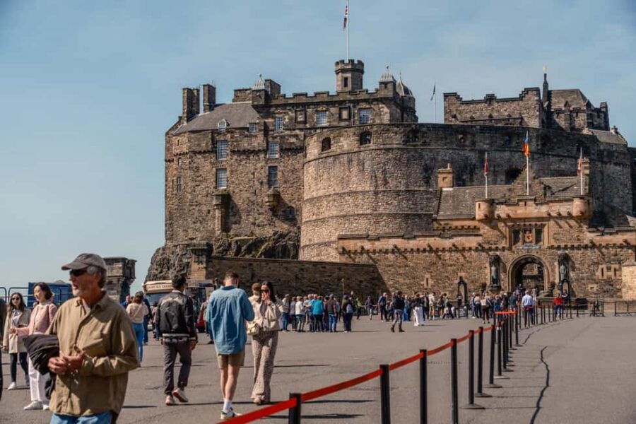 Edinburgh: Edinburgh Castle Tickets & Tour with Kilted Guide - Finding the Walter Francis meeting point fast