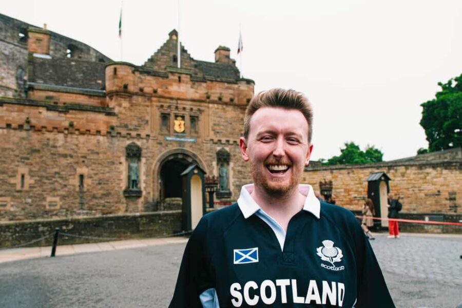 Edinburgh: Edinburgh Castle Tickets & Tour with Kilted Guide - The core route: from the big entrances to the iconic stops