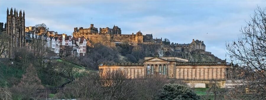 Edinburgh Express: Small-Group Walking Tour in French - Entering the Old Town mindset: why this 2-hour walk works