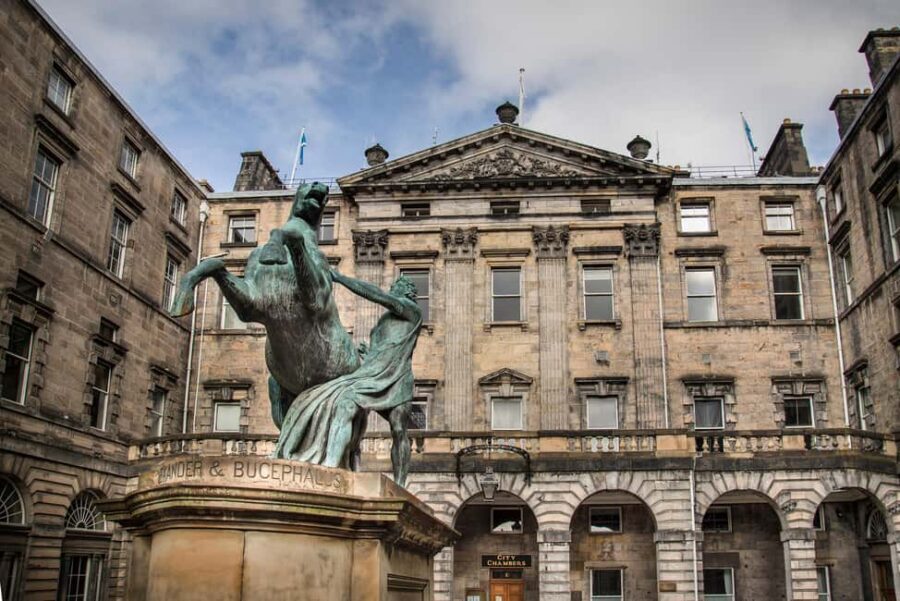 Edinburgh: Full-Day Walking Tour with Edinburgh Castle - Key highlights worth showing up for