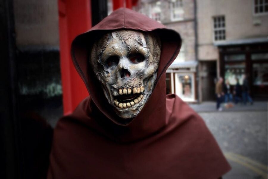 Edinburgh Ghosts & Gore Walking Tour - Witchcraft, plague, punishments, and invasions: what the stories actually feel like