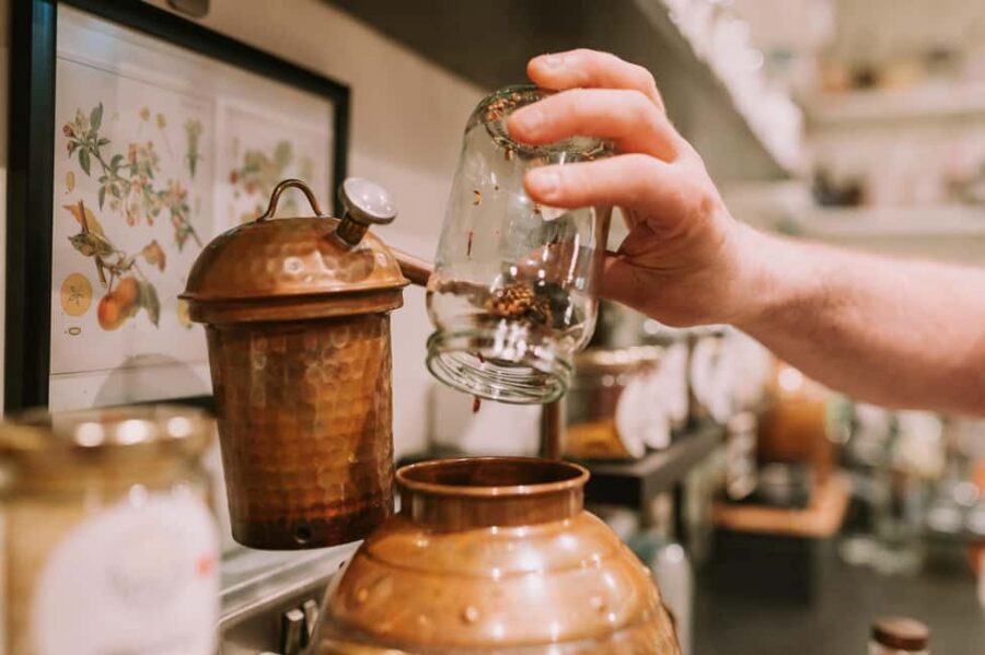 Edinburgh: Gin Distillation Workshop with Gin Tasting - The guide: Neil’s mix of humor and real know-how