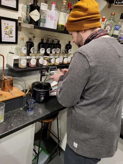 Edinburgh: Gin Distillation Workshop with Gin Tasting - Cumberland Bar meeting point: how to find the room without stress