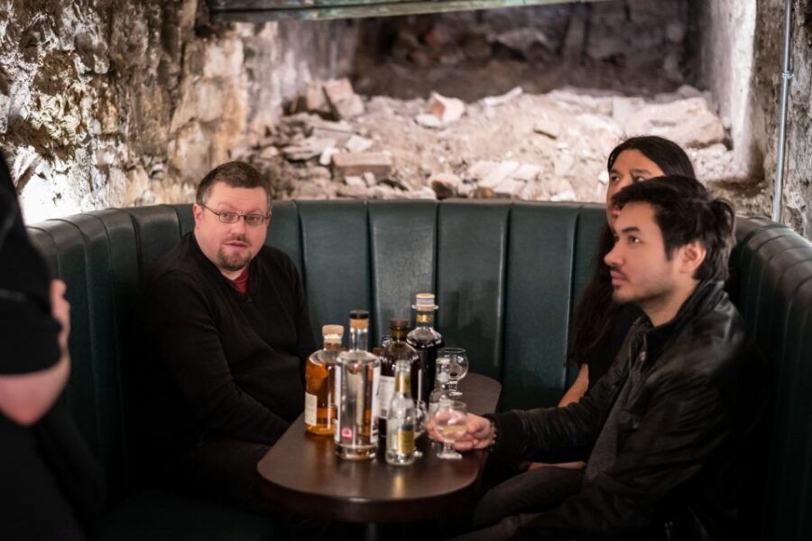 Edinburgh: Gin Tasting at Underground Venue - What you actually taste: four gins plus tonics and garnishes