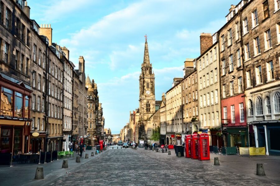 Edinburgh: Guided Harry Potter Tour in French - Edinburgh, but make it wizarding: why this tour works