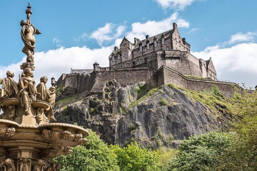 Edinburgh: Guided Harry Potter Walking Tour - Victoria Street and the Diagon Alley idea: a shop stop that makes it tangible