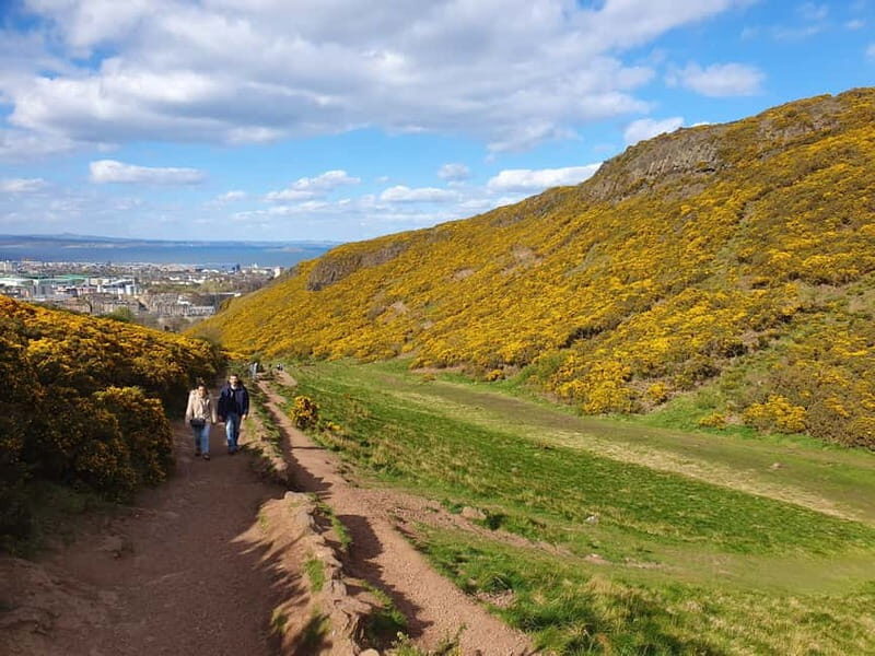 Edinburgh: Guided Hike to Arthur's Seat and Holyrood Park - Starting at the King’s Gallery: a meeting point you can actually find