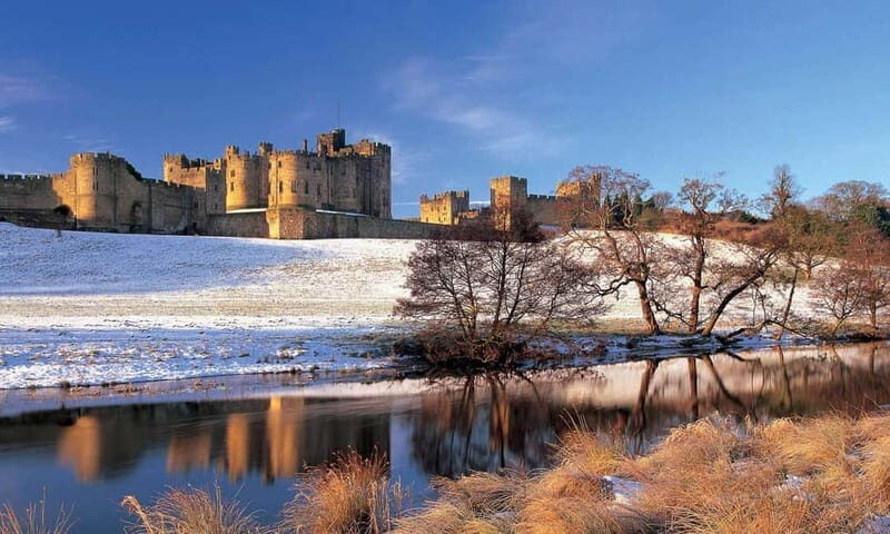 Edinburgh: Harry Potter and English Castles Tour in Spanish - Alnwick Castle, the 11th-century Hogwarts connection, and broomstick training