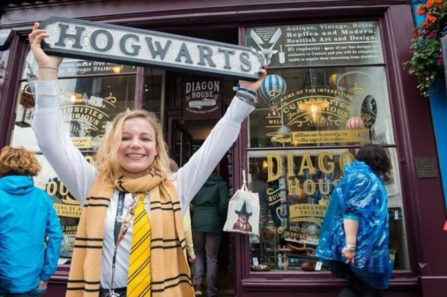 Edinburgh: Harry Potter Tour & Amazing Illusions Experience - Royal Mile to Waverley Station: Potter Origins on Foot