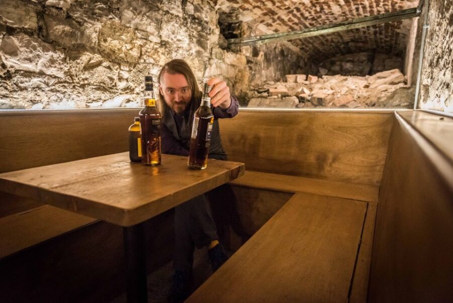 Edinburgh: Harry Potter Walking Tour and Whisky Tasting - Waverley Station and New Town: the route that explains Edinburgh’s plot