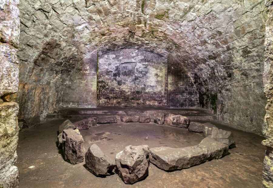 Edinburgh: Haunted Underground Vaults and Graveyard Tour - Greyfriars Kirkyard: Gothic Stones and One Famous Dog