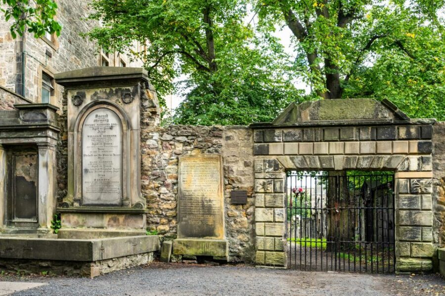 Edinburgh: Haunted Underground Vaults and Graveyard Tour - How the Guide Keeps It Fun, Spooky, and Not Too Rushed
