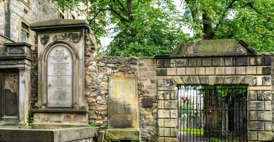 Edinburgh: Haunted Underground Vaults and Graveyard Tour - South Bridge Vaults: Walking Into the Arches