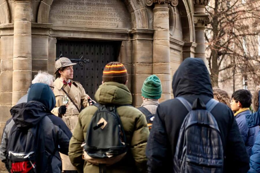 Edinburgh: Historical Gems Tour with Whisky & Local Flavours - Royal Mile to Canongate: how the route stays interesting