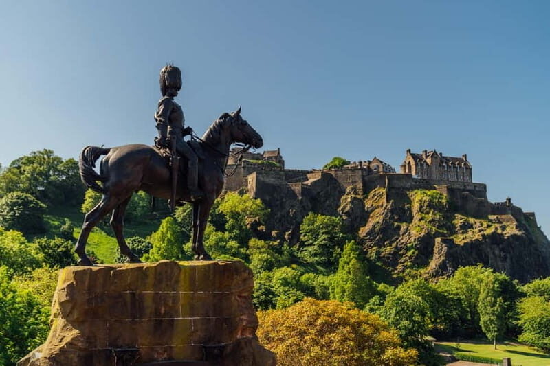 Edinburgh: Hop-On, Hop-Off Bus Tour City & Britannia Combo - City Tour: From Princes Street to Holyrood (and the Viewpoints in Between)