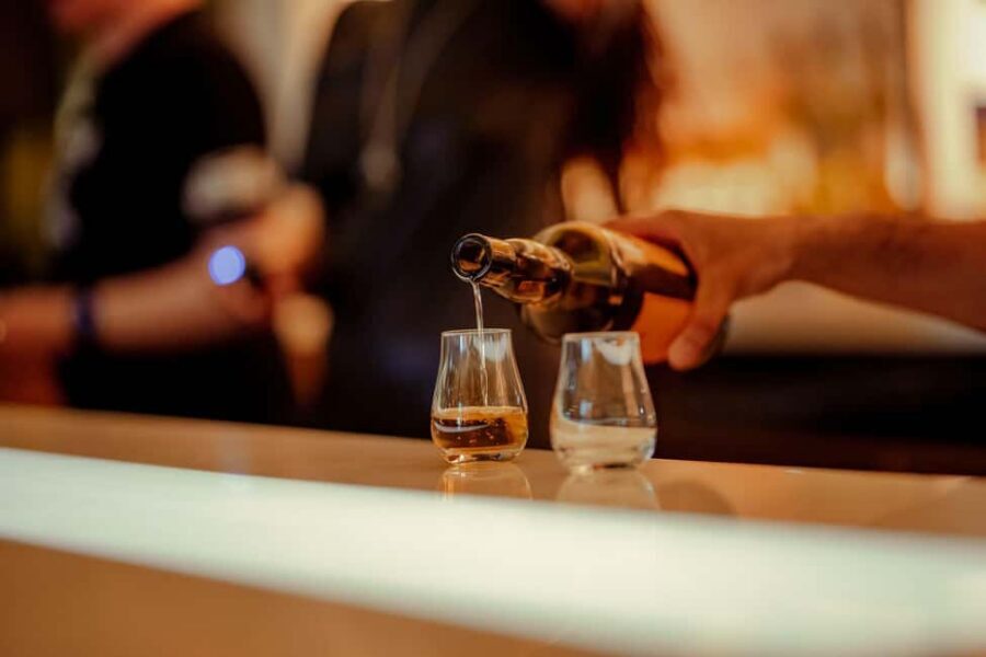 Edinburgh: Johnnie Walker Whisky Explorers Guided Tasting - Princes Street Meets the Explorers’ Bothy Bar