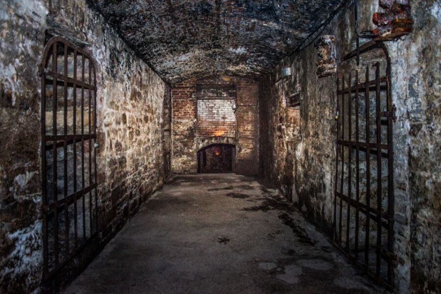 Edinburgh: Late-Night Underground Vaults Terror Tour - Wynds and closes: the living conditions side of the story