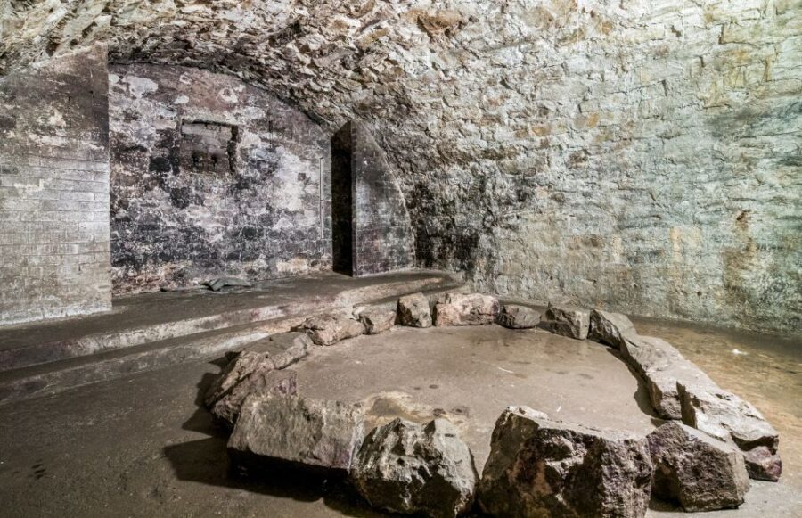 Edinburgh: Late-Night Underground Vaults Terror Tour - The stone circle vault and The Watcher legend