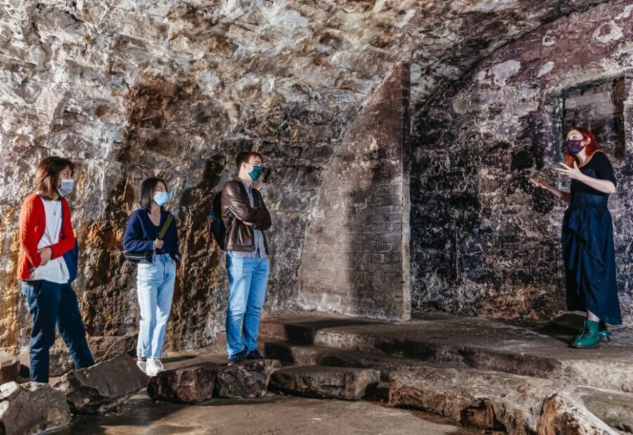 Edinburgh: Late-Night Underground Vaults Terror Tour - Meeting at Lawnmarket and what to plan for during the 75 minutes
