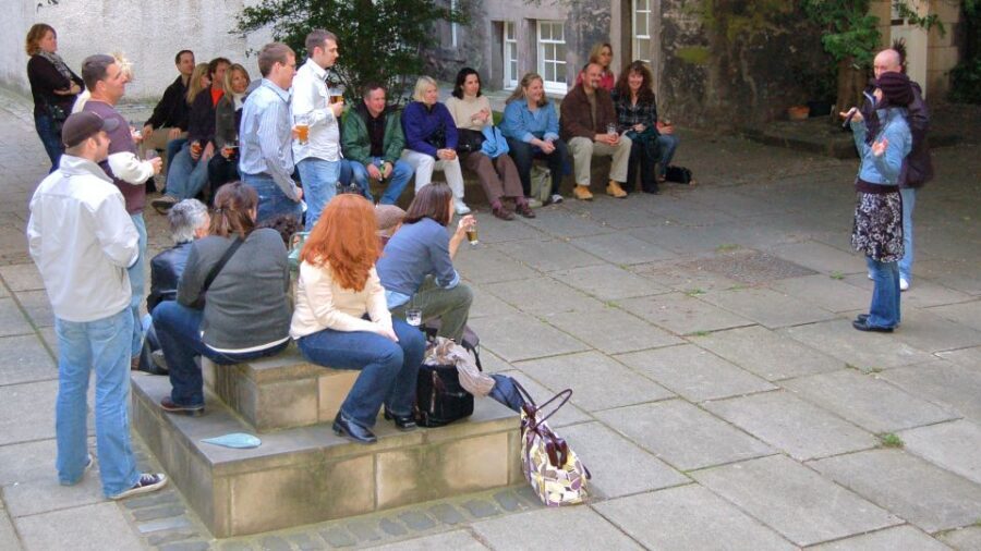Edinburgh Literary Pub Tour with "Real-Actors" - Inside the pubs: what happens at each stop