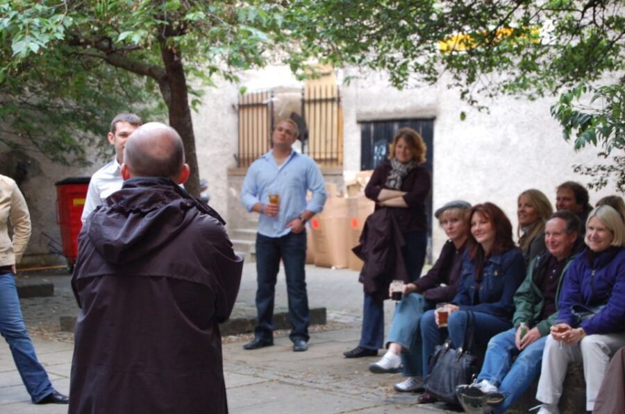 Edinburgh Literary Pub Tour with "Real-Actors" - Old Town to New Town in 2 hours: how the pacing works
