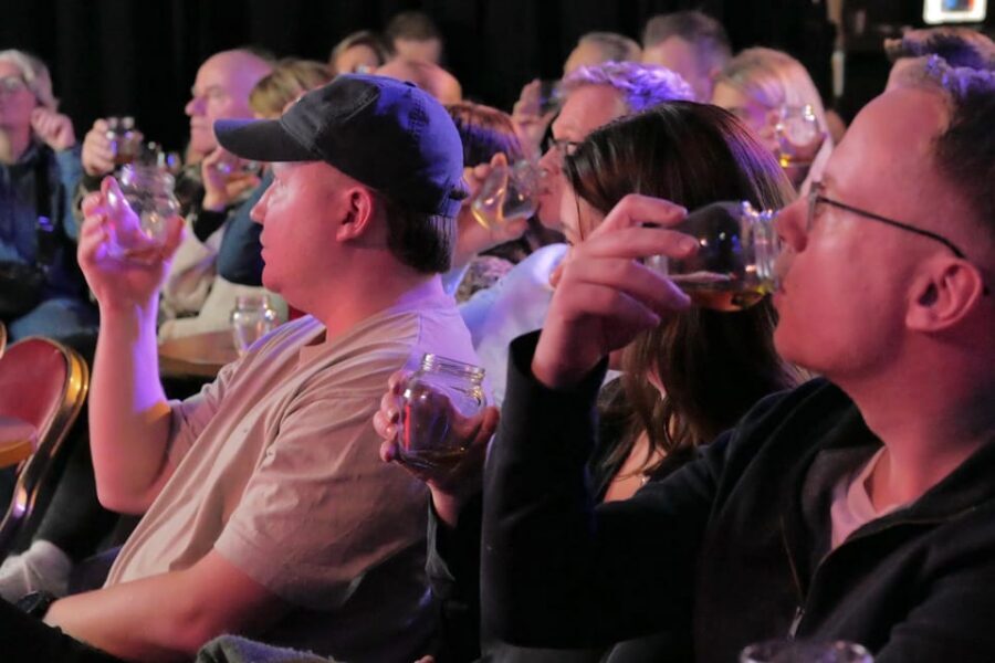 Edinburgh: Mountebank Comedy Whisky Tasting - Key highlights at a glance