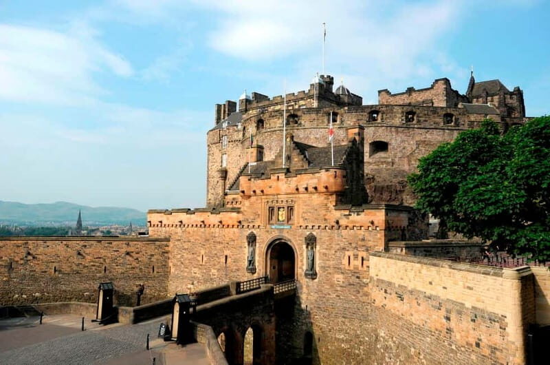 Edinburgh: Multi-Sensory Old Town Historical Walking Tour - Starting at Mercat Cross: how to set yourself up for an easy walk