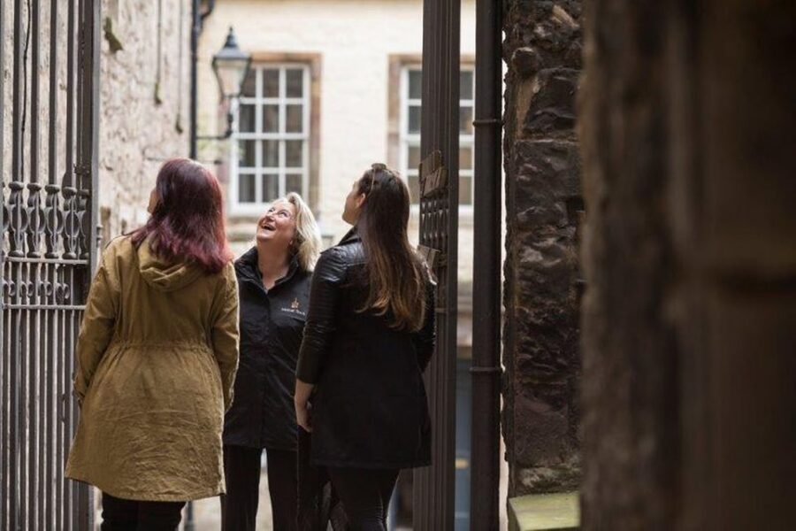 Edinburgh: Multi-Sensory Old Town Historical Walking Tour - Edinburgh Castle in a short guided hit: what you can learn without getting stuck