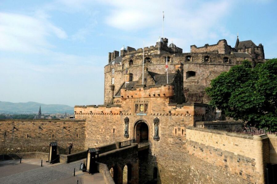 Edinburgh: Multi-Sensory Old Town Historical Walking Tour - Pace, steps, and weather: what to wear so the walk stays fun