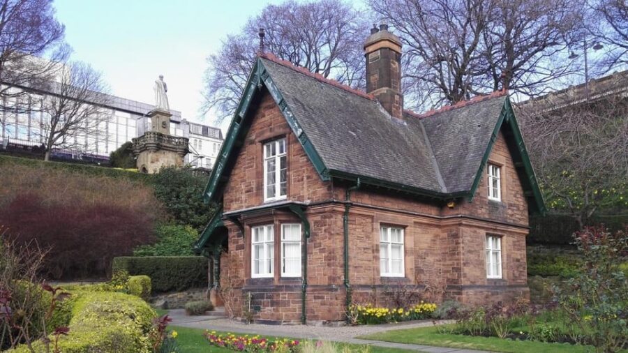 Edinburgh New Town: City Walking Tour & Exploration Game - St Andrew Square: finishing with a sense of arrival