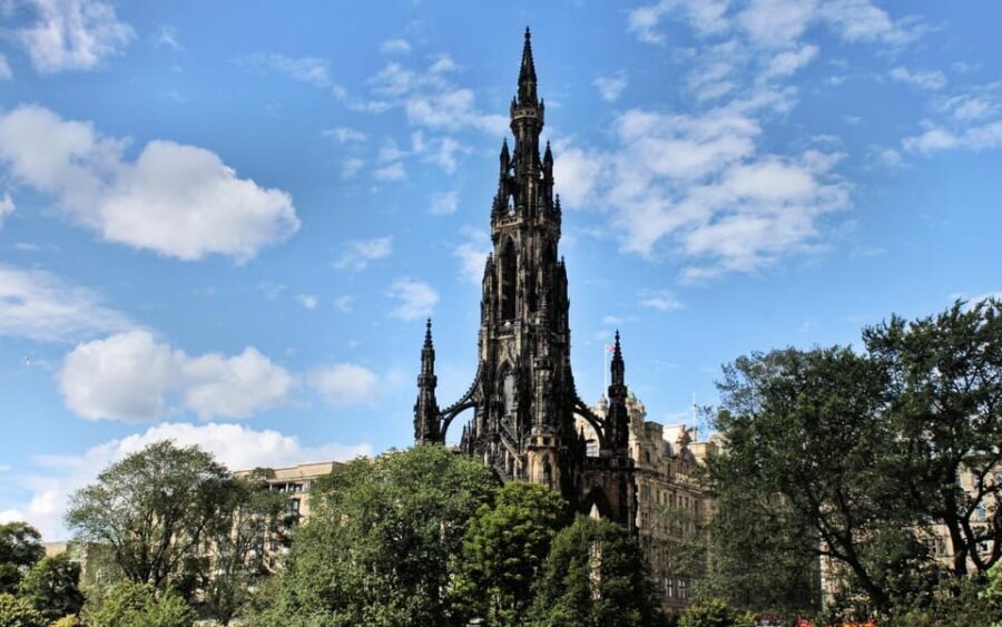 Edinburgh New Town: City Walking Tour & Exploration Game - Pace and competition: choose your own style