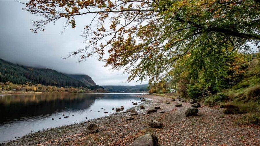 Edinburgh: Oban, Kilchurn Castle & Inveraray Tour in Spanish - From Edinburgh to Luss: Loch Lomond’s easy start
