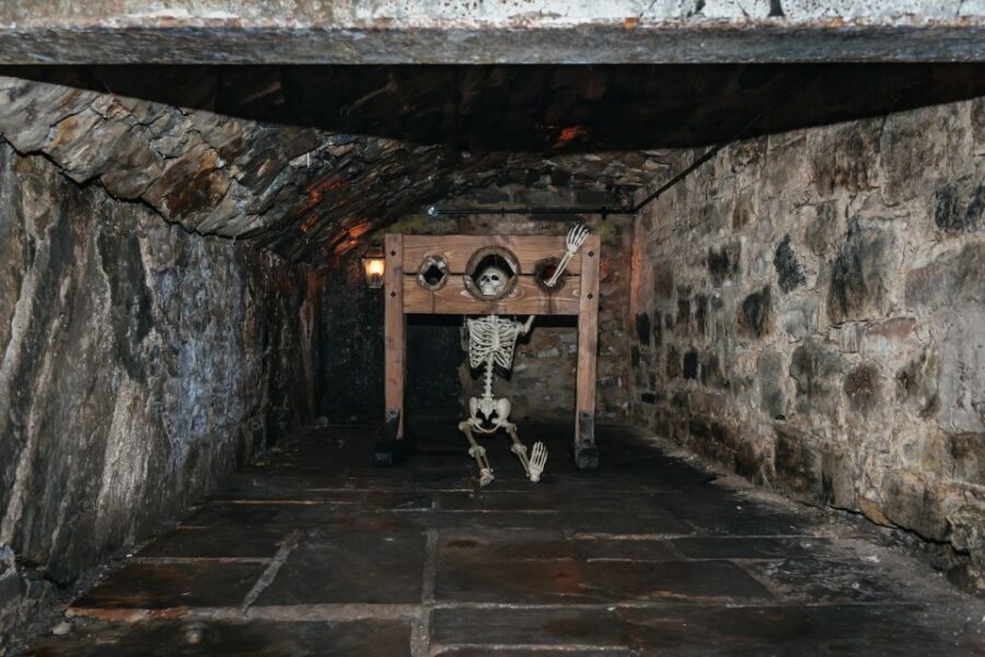 Edinburgh: Old Town and Underground Historical Tour - Old Town walking stops: hidden closes and old-world corners