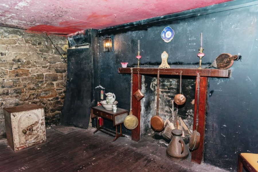 Edinburgh: Old Town and Underground Historical Tour - Literary heroes and infamous criminals: why the stories stick