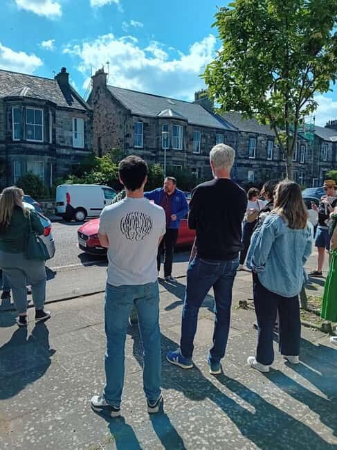 Edinburgh: Old Town guided walk with a free whisky included - Starting near Edinburgh Castle: why the meeting point matters