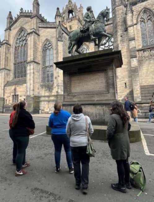 Edinburgh: Old Town guided walk with a free whisky included - The transition from Grassmarket to Greyfriars Kirkyard