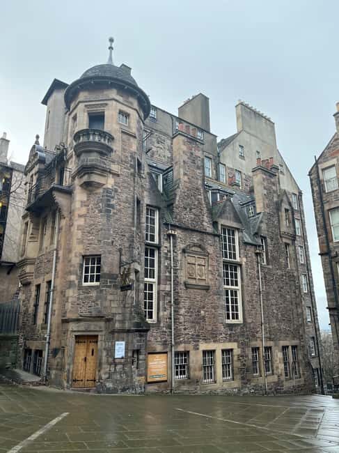 Edinburgh: Old Town guided walk with a free whisky included - Kirk of Greyfriars admission: included, so plan your timing