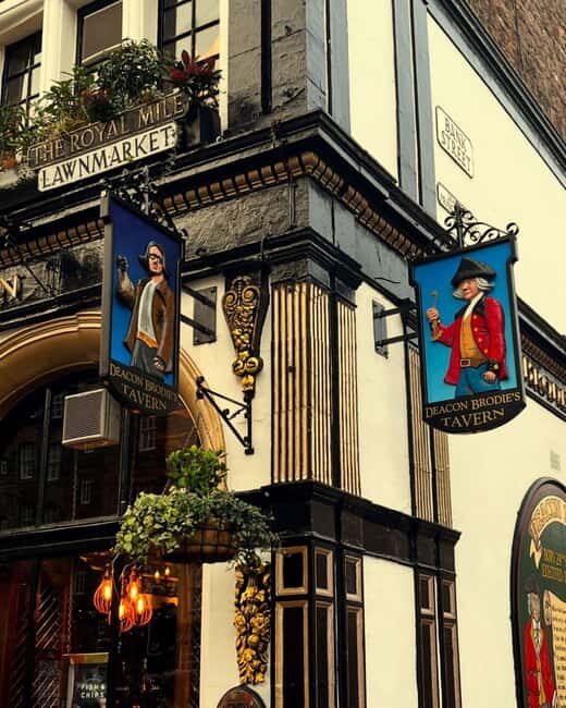 Edinburgh: Old Town guided walk with a free whisky included - Price and value for a 90-minute Old Town walk with entry