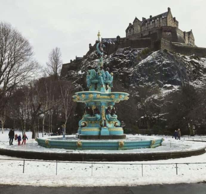 Edinburgh: Old Town guided walk with a free whisky included - Timing tips: crowds, weather, and how to stay comfortable