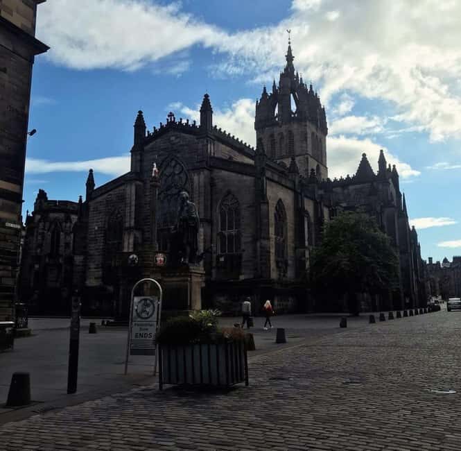 Edinburgh: Old Town guided walk with a free whisky included - Who this tour suits best (and who should skip it)