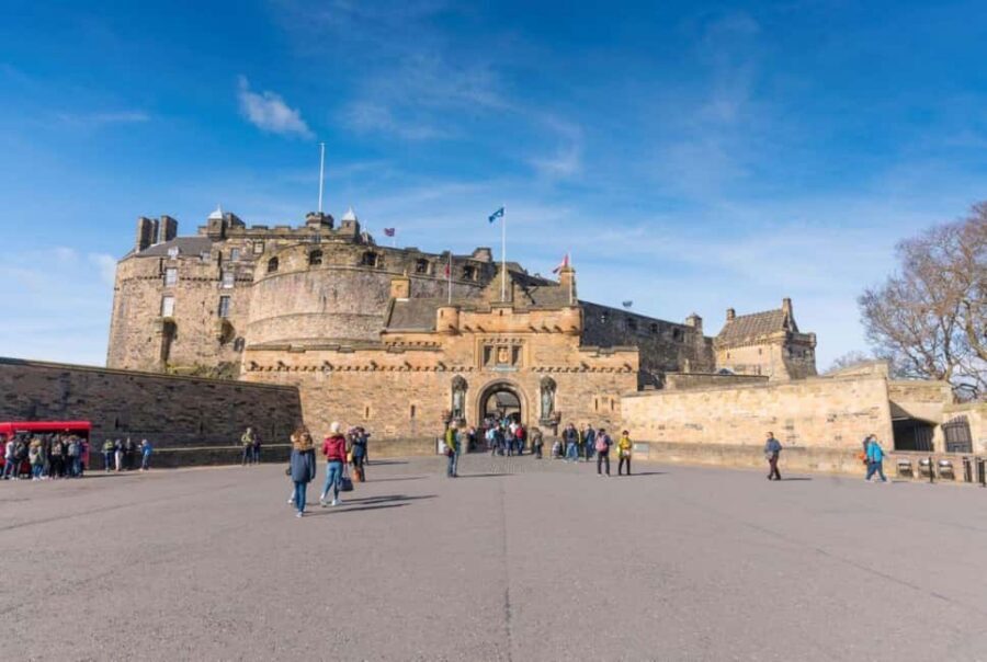 Edinburgh: Old Town guided walk with a free whisky included - Royal Mile storytelling and quick hits at St Giles and City Chambers