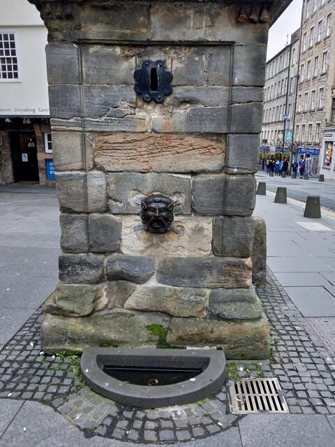 Edinburgh: Old Town Highlights Walking Tour - Auld Reekie and Celtic history: Old Smokey, explained in context